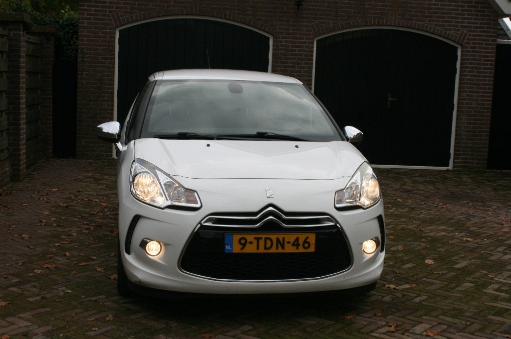 Citroën DS3 1.2 VTI 2014 Wit, Auto's, Voorwielaandrijving, Dealer onderhouden, Stof, 31 €/maand