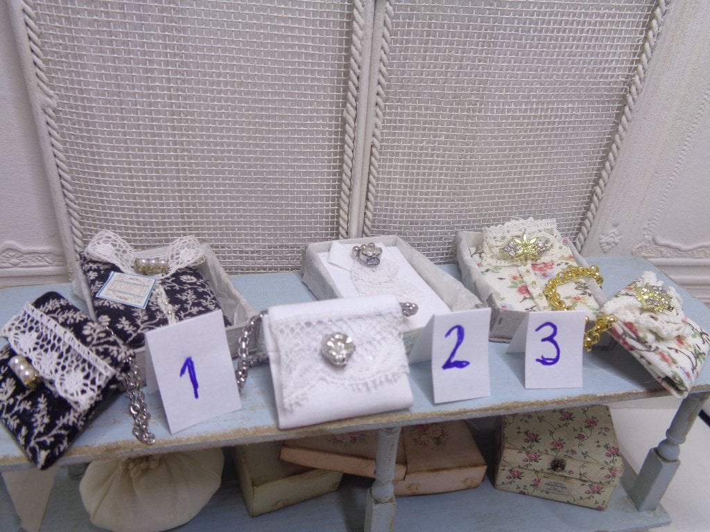 Mooie blouse met tas...Poppenhuis 1:12.(Nr W16 ), Ophalen of Verzenden, Nieuw, Poppenhuis