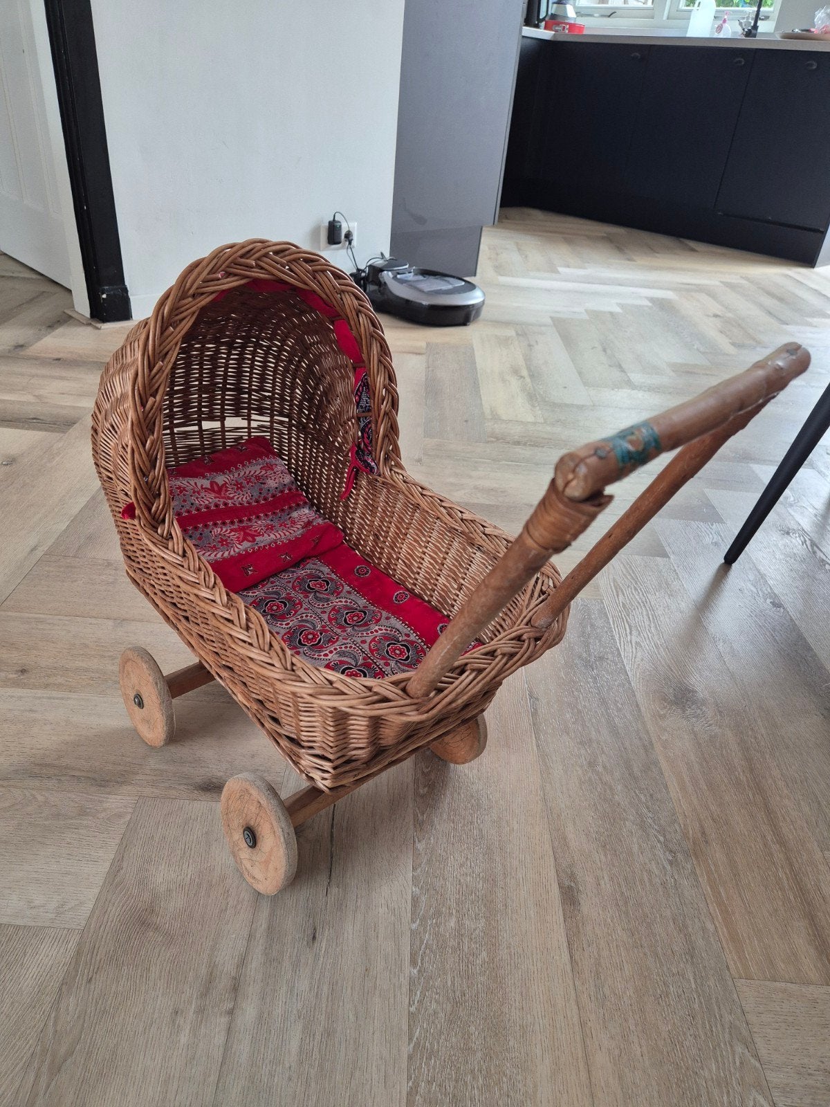 Vintage rieten poppenwagen met rode bekleding, Ophalen of Verzenden, Gebruikt, Kinderwagen, Overige merken