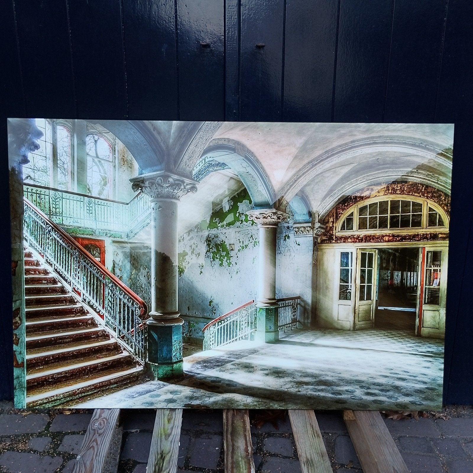 NIEUW ! Glasschilderij Verlaten Gebouw 120x80cm, Oorspronkelijke maker, Overige typen, Nieuw, Ophalen of Verzenden