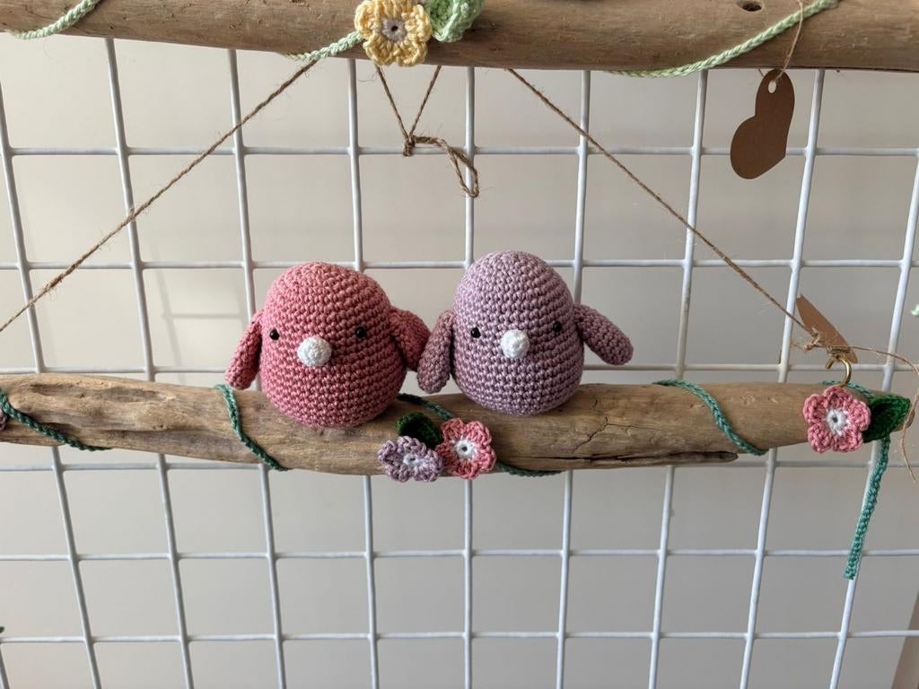 Handgemaakte gehaakte vogeltjes op drijfhout decoratie, Nieuw, Meerkleurig, Ophalen of Verzenden, Knutselwerk