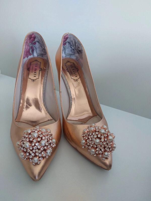Ted Baker pumps met steentjes detail goudkleur hak 9 cm  39, Pumps, Overige kleuren, Verzenden, Zo goed als nieuw