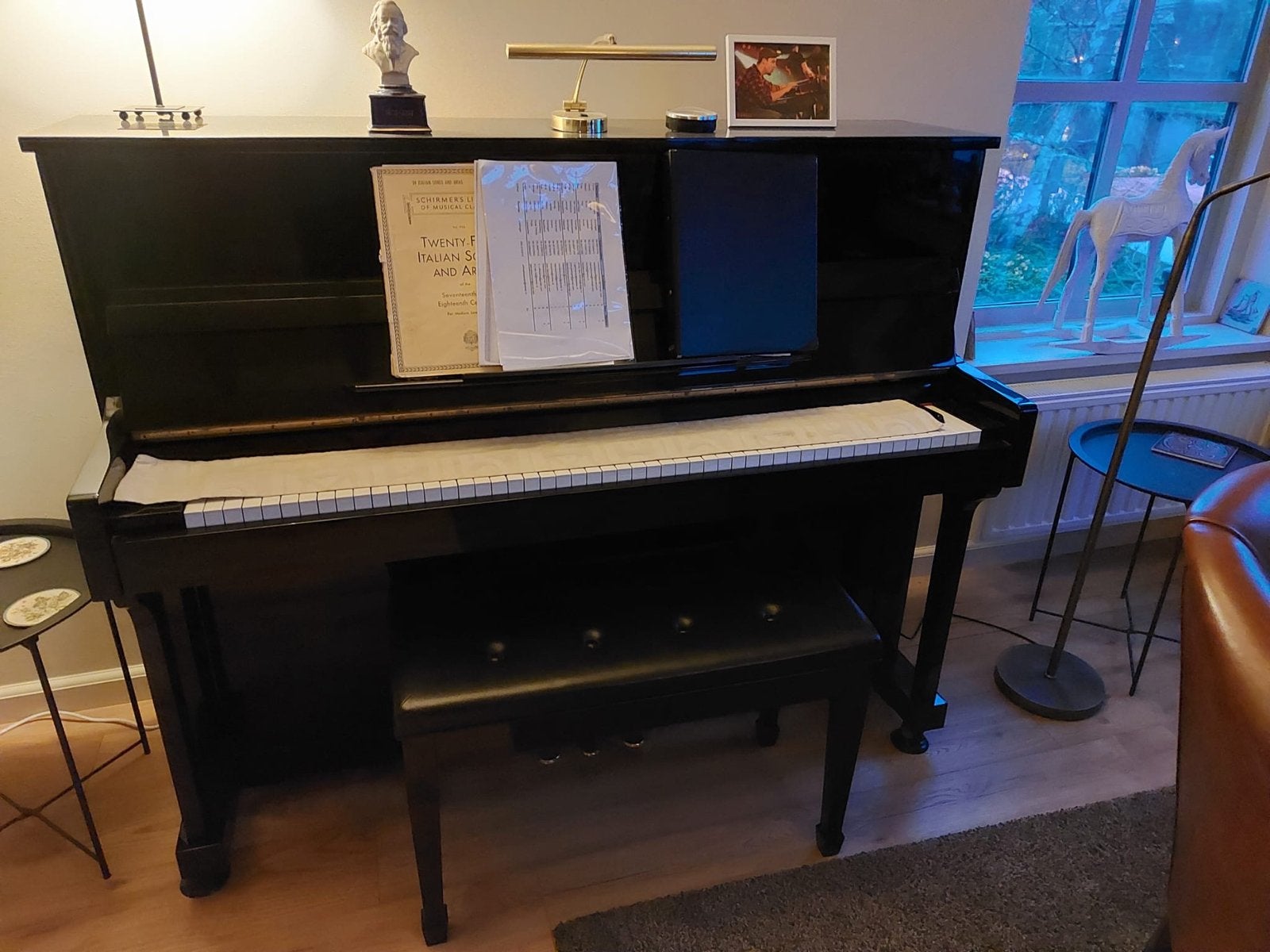 Zwarte piano met studiepedaal + pianobank, Ophalen, Gebruikt, Zwart, Piano