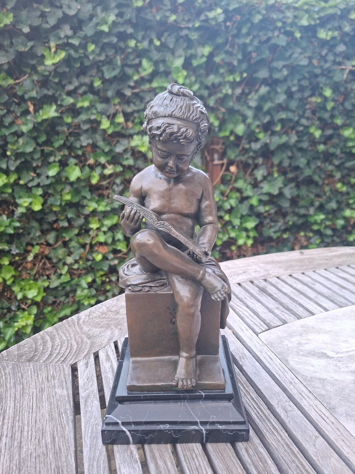 Art Deco Bronzen Beeld: Lezend Meisje op Marmeren Sokkel, Art deco, Ophalen of Verzenden, Brons, 20 - 50 cm
