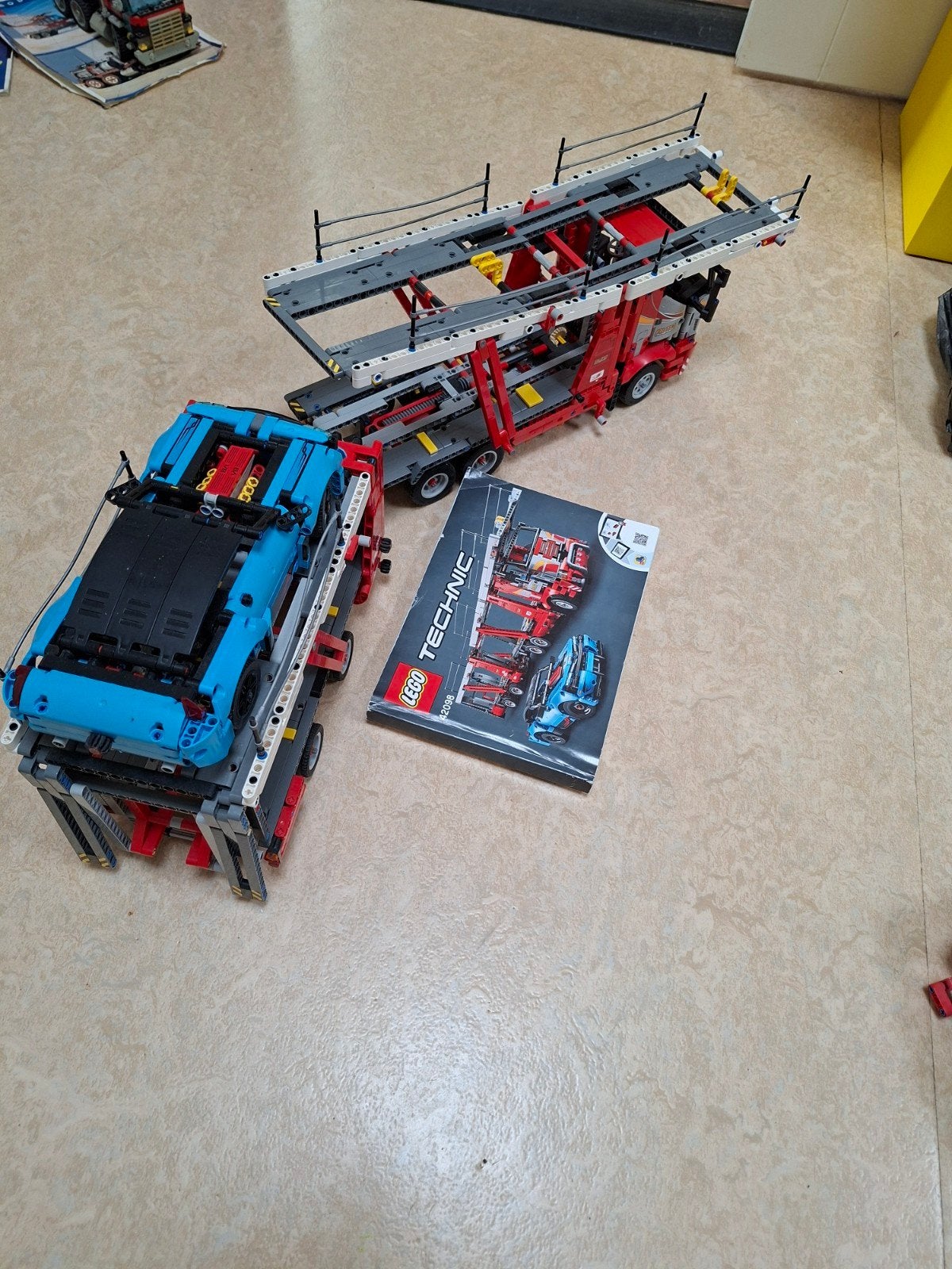 LEGO Technic 42098 Autotransporter met auto, Ophalen, Zo goed als nieuw