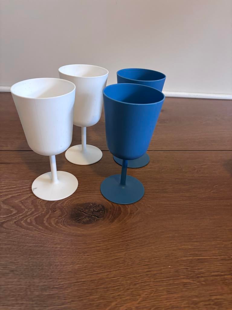 4 plastic bekers, wit en blauw, Ophalen, Gebruikt