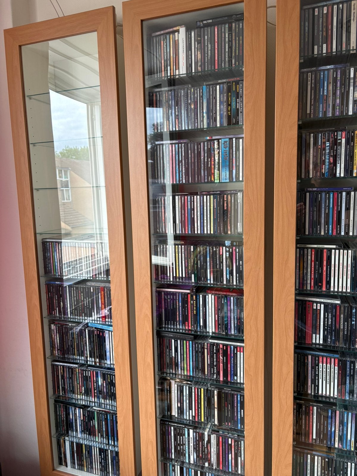Vitrine kasten IKEA Bertby, Huis en Inrichting, Ophalen, 150 discs of meer, Zo goed als nieuw, Hout