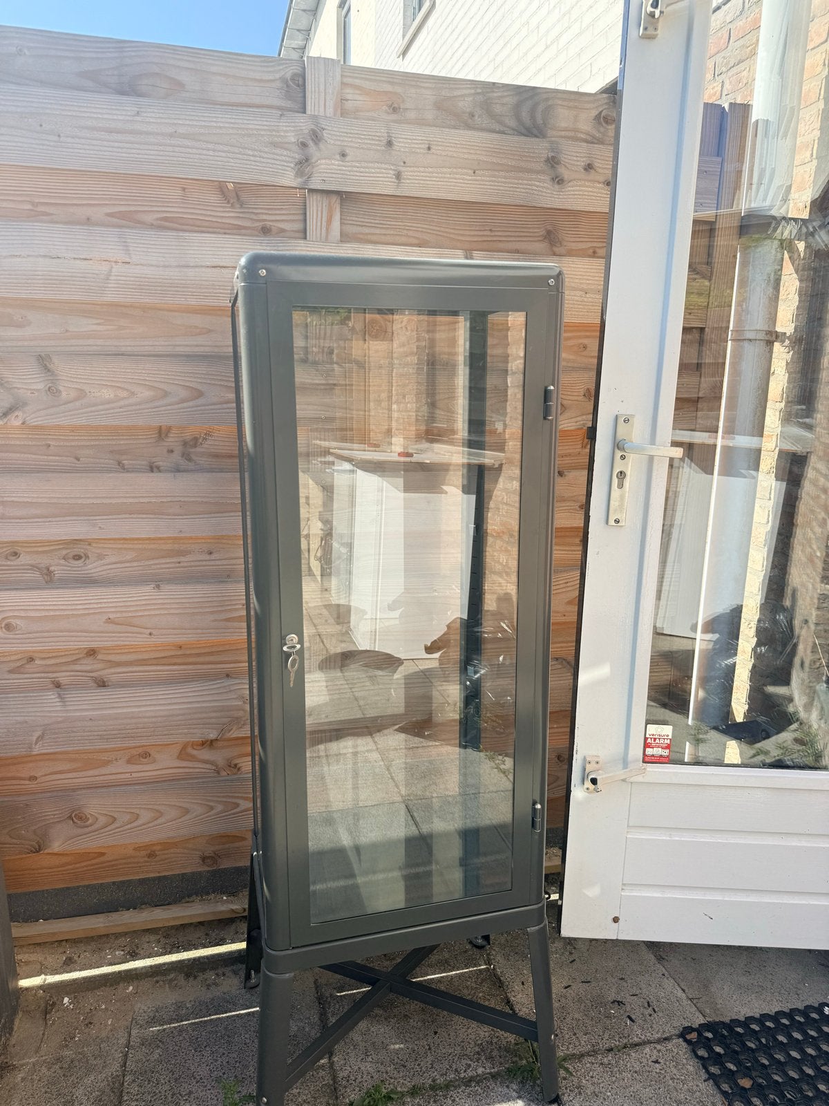 Glazen vitrinekast/prijzenkast met metalen frame, Ophalen, Minder dan 50 cm, Gebruikt, Glas