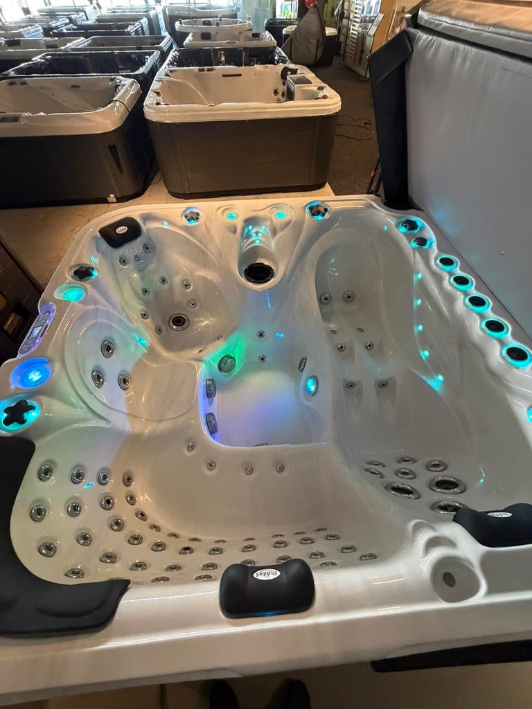 Jacuzzi Spa Felicity Mighty Wave – Warmtepomp – Plug & Play, Ophalen, Zo goed als nieuw, Pomp, Vast