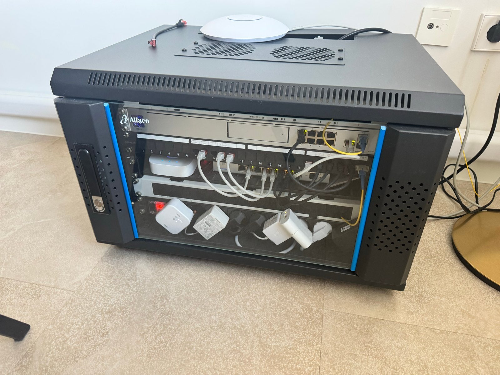 Ubiquiti Netwerk Rack met Diverse Apparatuur, Ophalen, Zo goed als nieuw