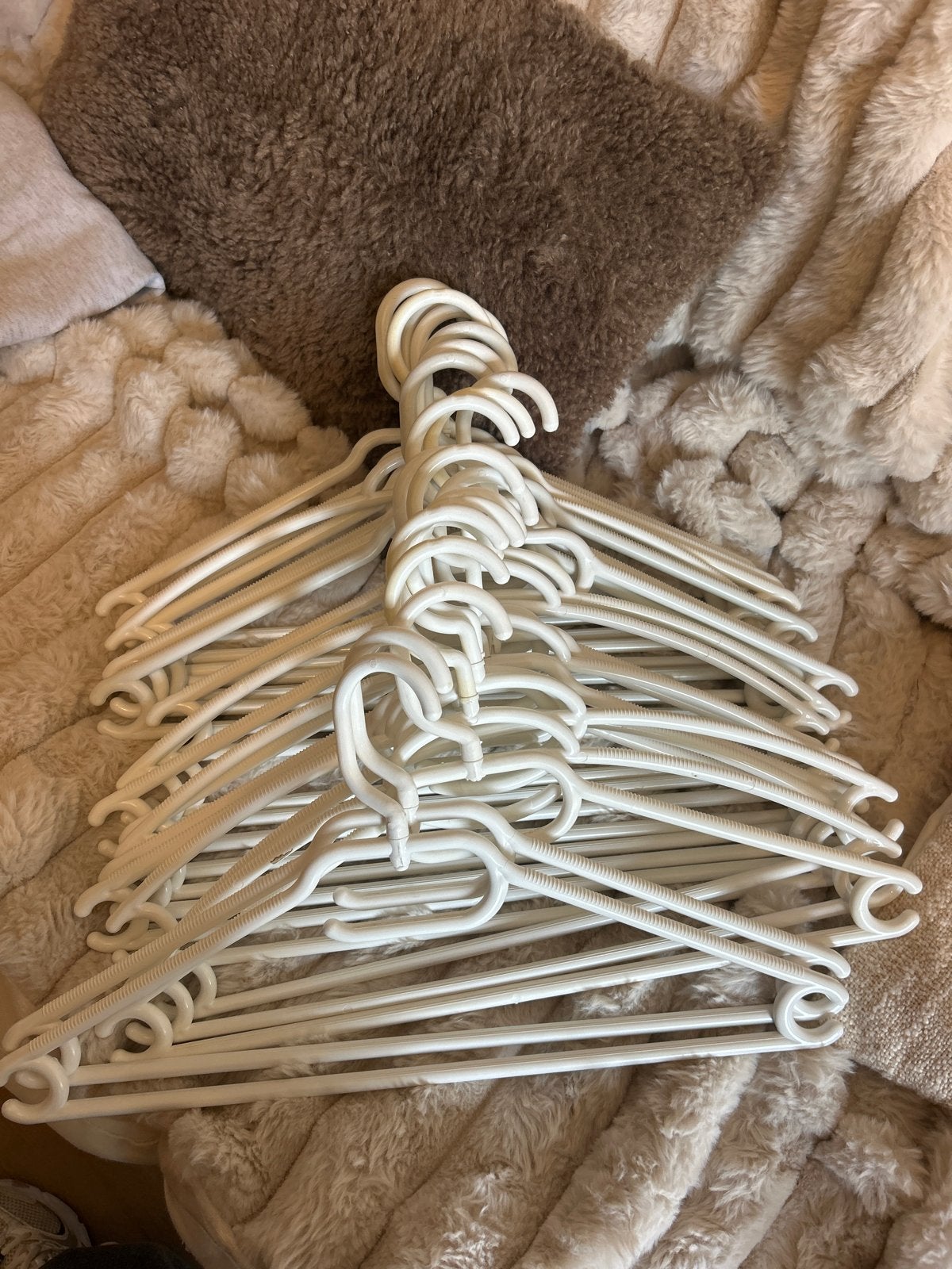 21 witte plastic kledinghangers - Gratis af te halen