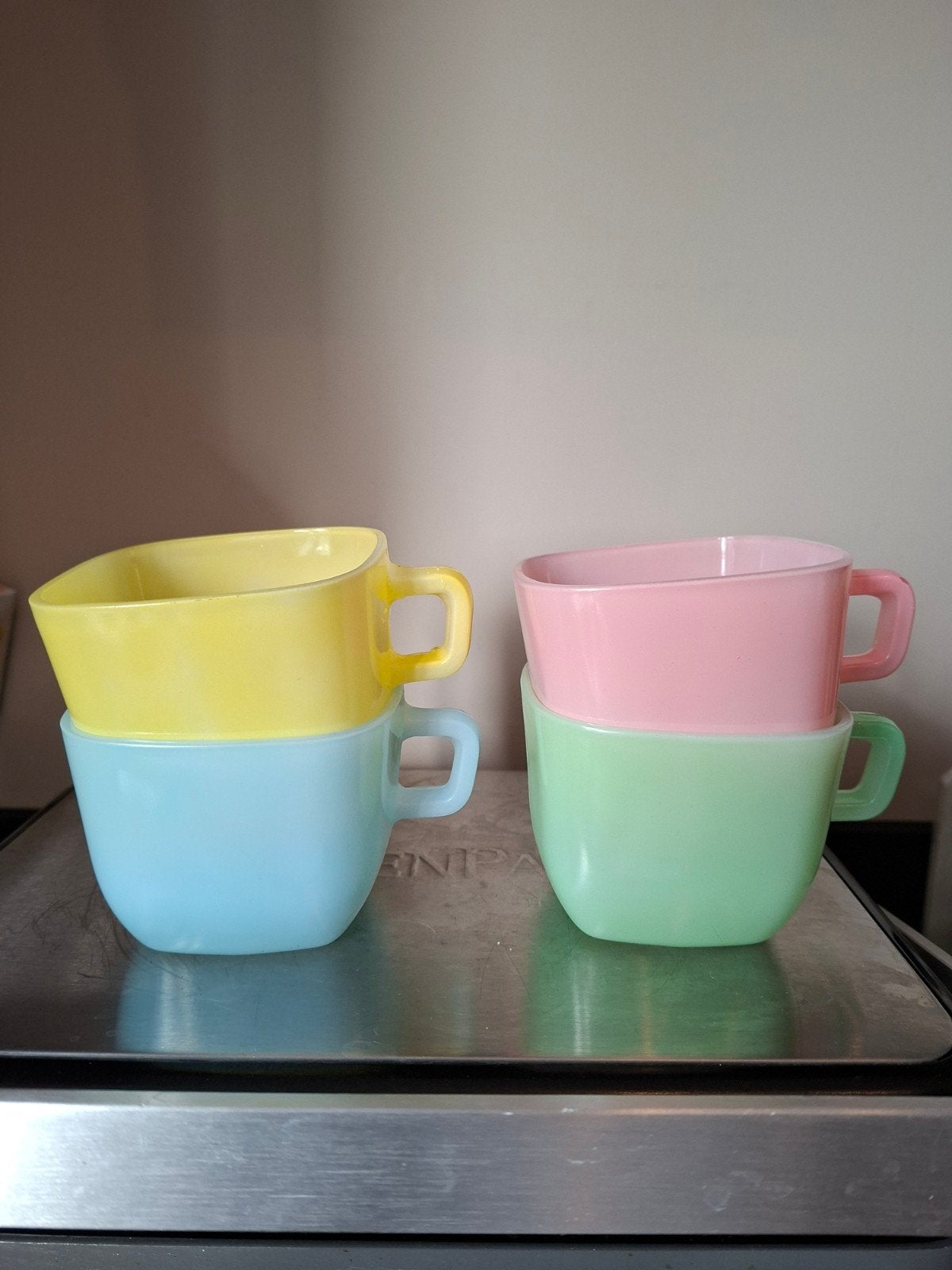 Set van 4 vintage Opale France gekleurde mokken, Ophalen of Verzenden