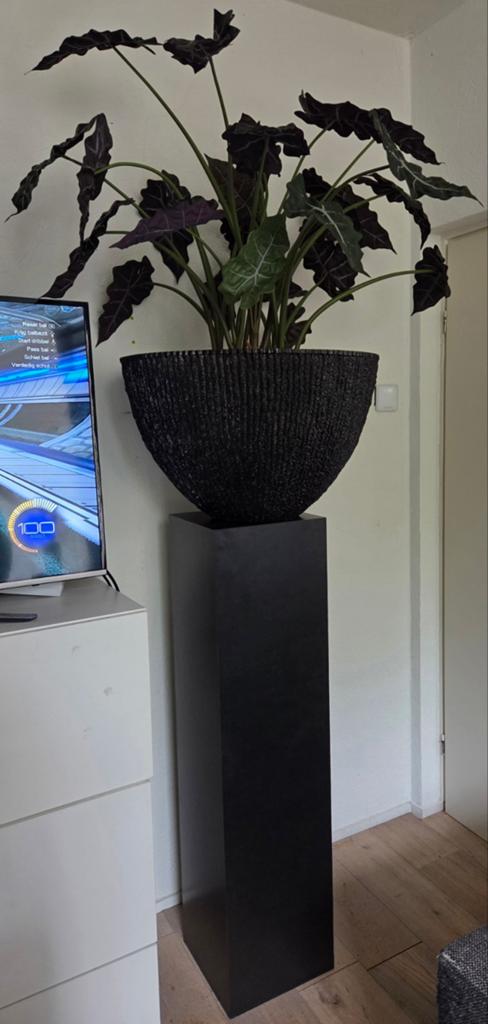 XL bloemstuk kunstbloemen/takken/alocacia plant vaas+zuil, Ophalen, Binnen, Zo goed als nieuw, Rondom opgemaakt
