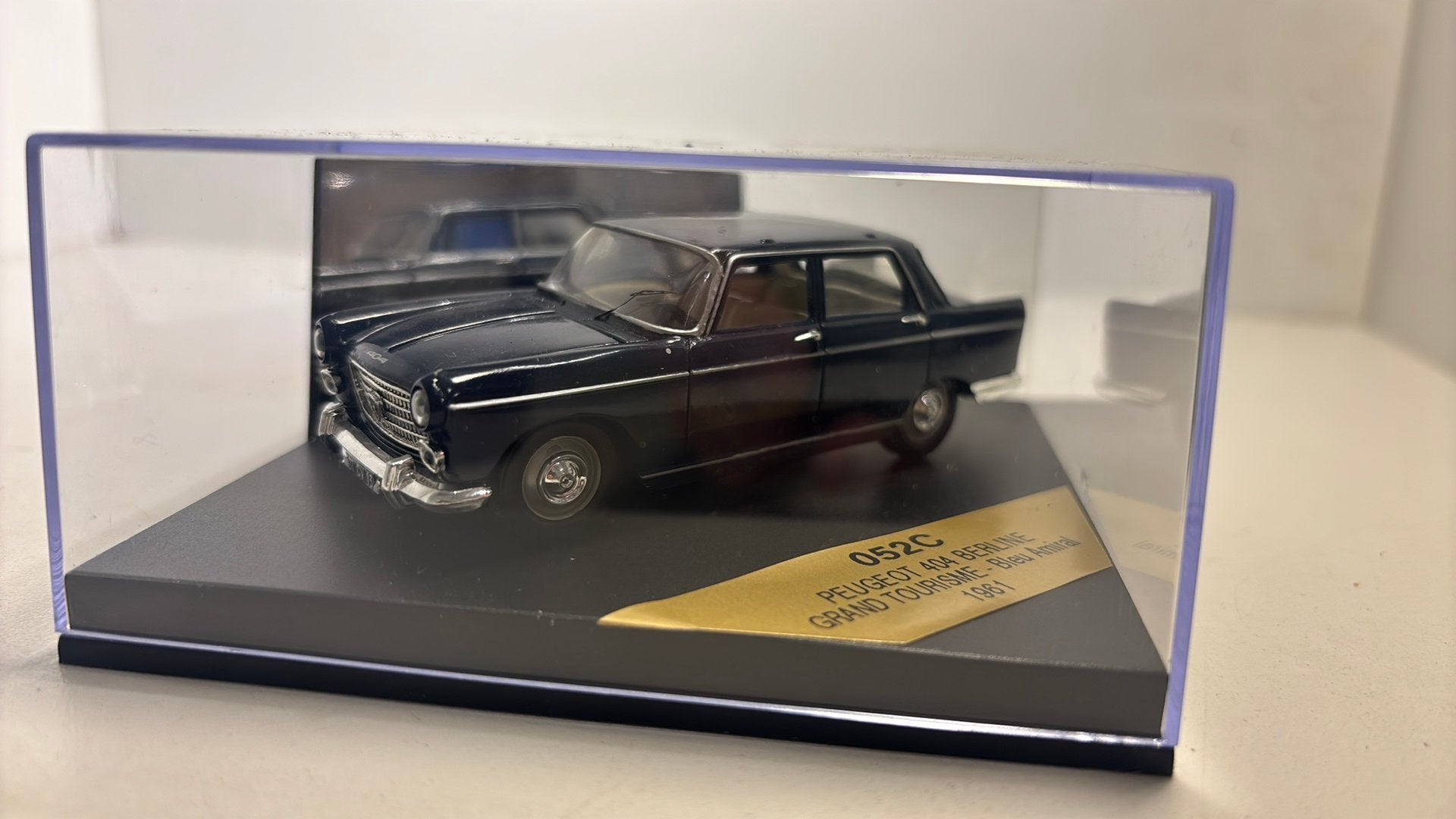 Peugeot 404 berline grand tourisme bleu 1961 vitesse 1.43