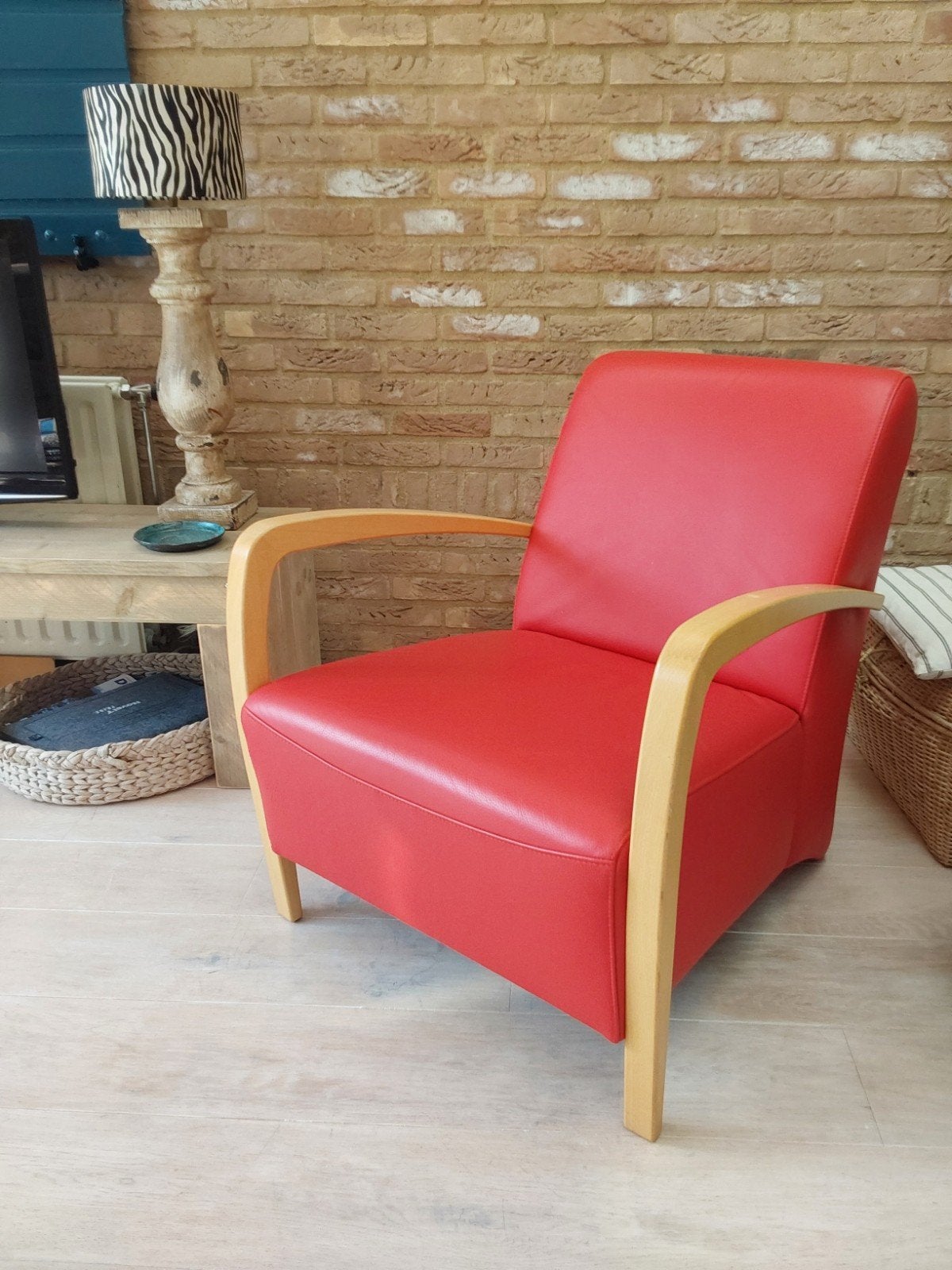 Leren fauteuil (houten armleuningen), Ophalen, 75 tot 100 cm, Zo goed als nieuw, Modern