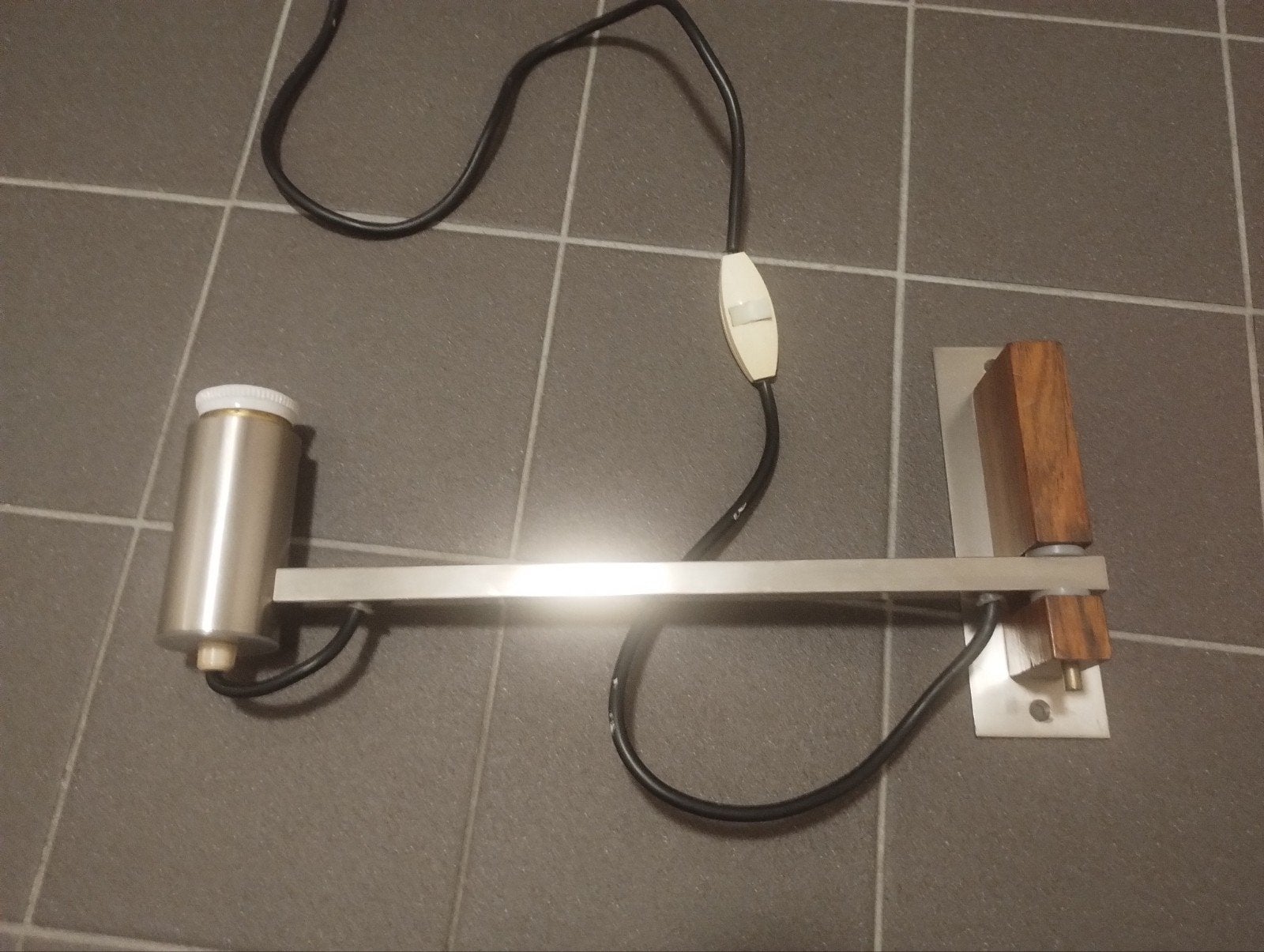Mid Century zwenk scone aluminium met teak hout wandlamp, Huis en Inrichting, Lampen | Wandlampen, Ophalen of Verzenden, Gebruikt