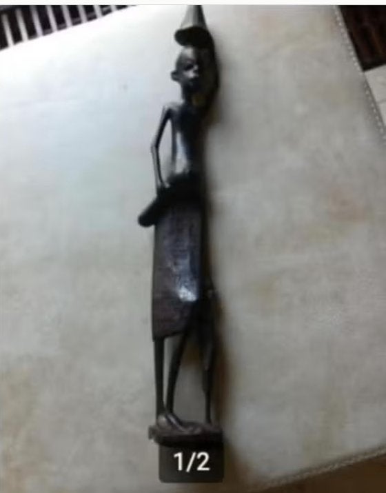 Afrikaans beeldje houtsnijwerk zwart lengte 43 cm, Houtsnijwerk, Ophalen of Verzenden, Hout, 20 - 50 cm