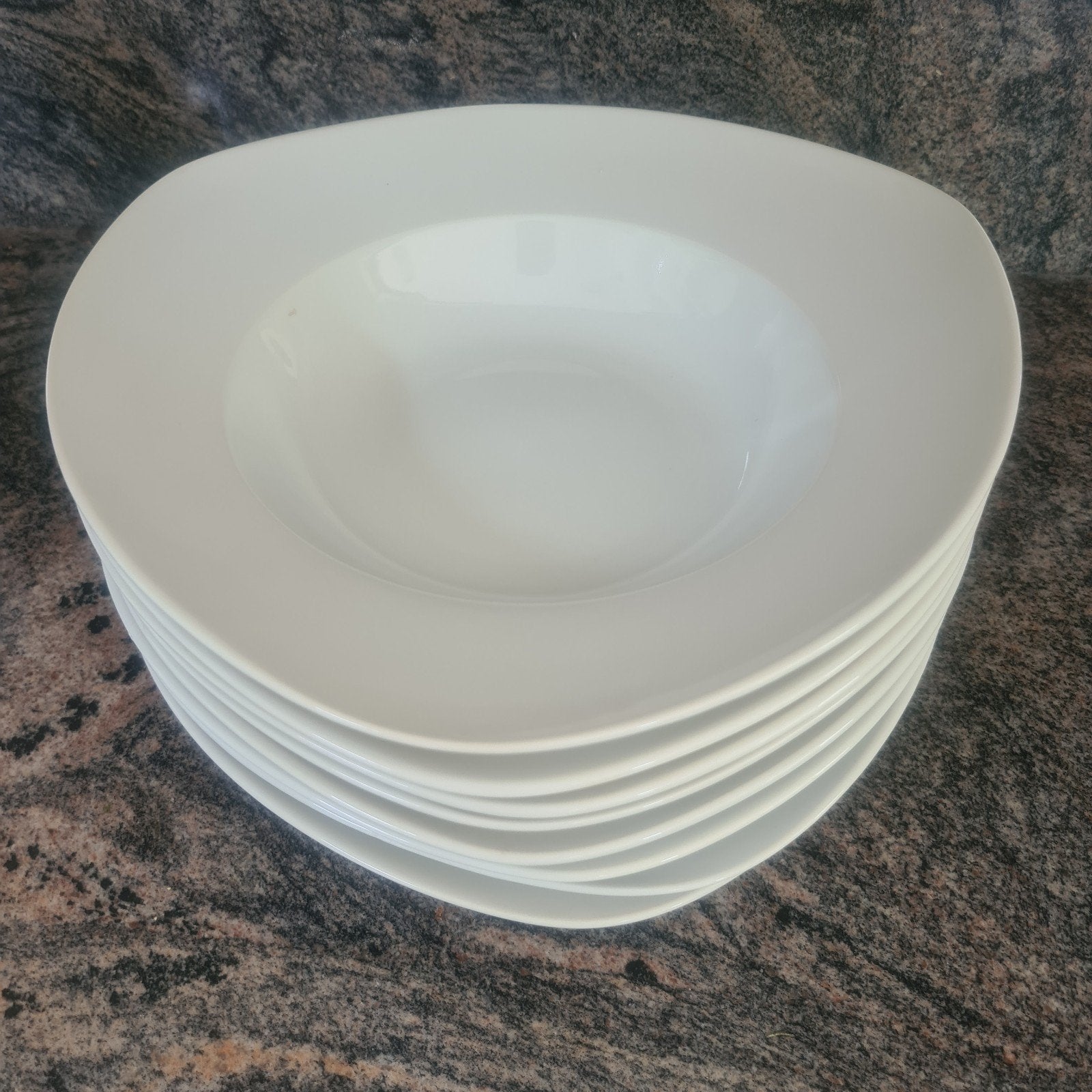8 Nieuwe Pastaborden Triangle Porselein 30cm, Nieuw, Ophalen of Verzenden, Bord(en), Effen