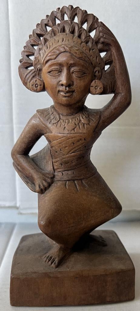 Oud beeldje van een Legong danseres hoogte 16cm, Houtsnijwerk, Minder dan 20 cm, Ophalen of Verzenden, Gepatineerd