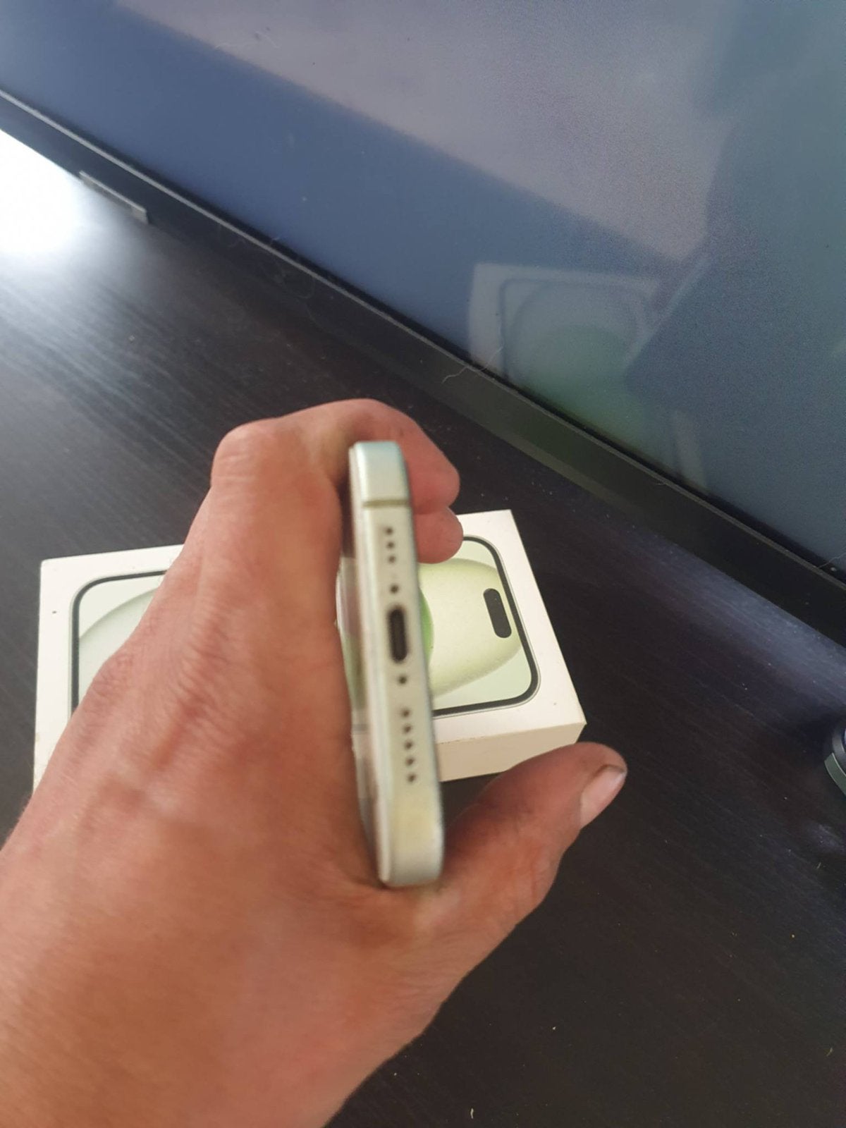 Iphone 15 128 gb groen (gele achterkant) met schade, Telecommunicatie, IPhone 15, Ophalen of Verzenden, Zonder simlock, Zonder abonnement