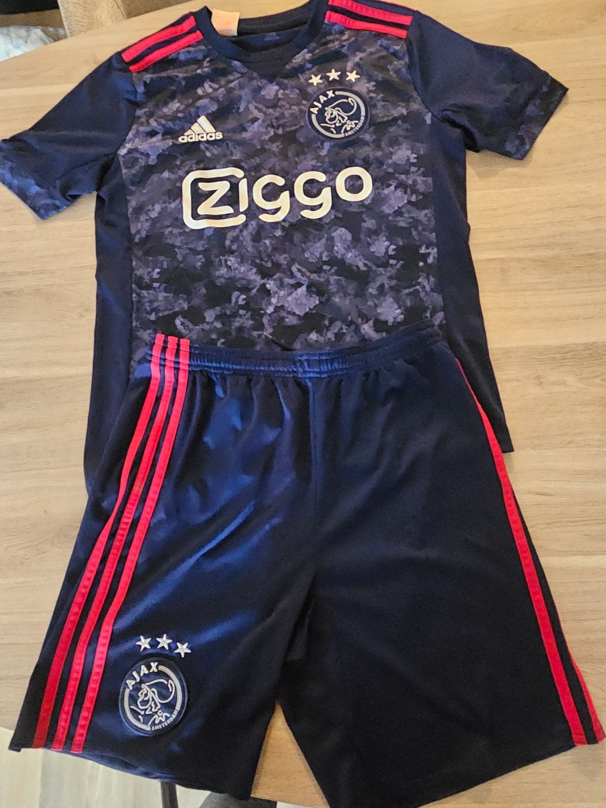 Ajax uit tenue 2017/2018 - Shirt en Broekje - Maat M, Adidas AG, Adi-Dassler-Straße 1, 91074 Herzogenaurach, Duitsland, Set, Zo goed als nieuw