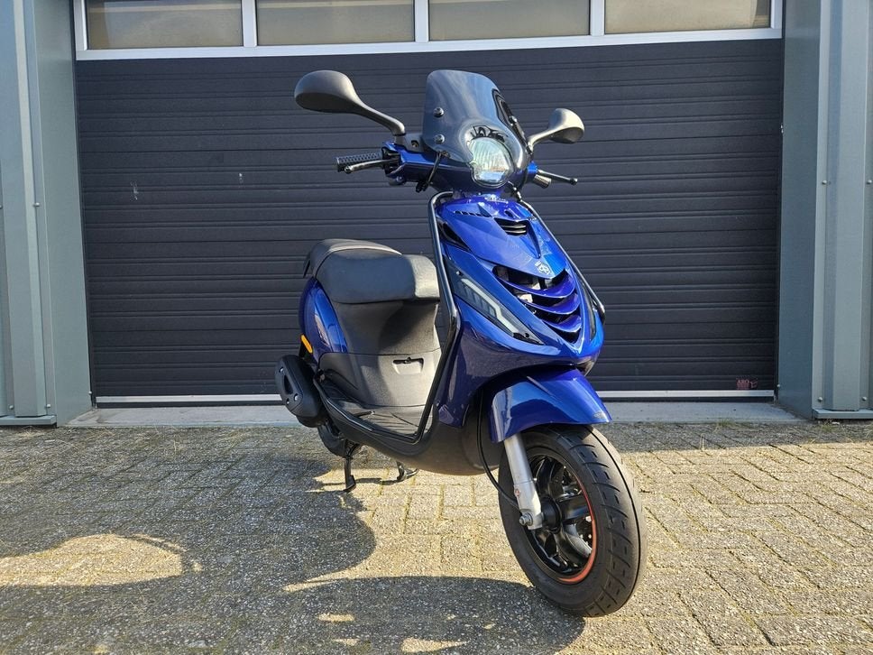 PAGGIO ZIP 50 4T E5 BROM 2021 BMW BLEU 4000KM + OPTIES, PIAGGIO, Onbekend, 49 cc, Onbekend