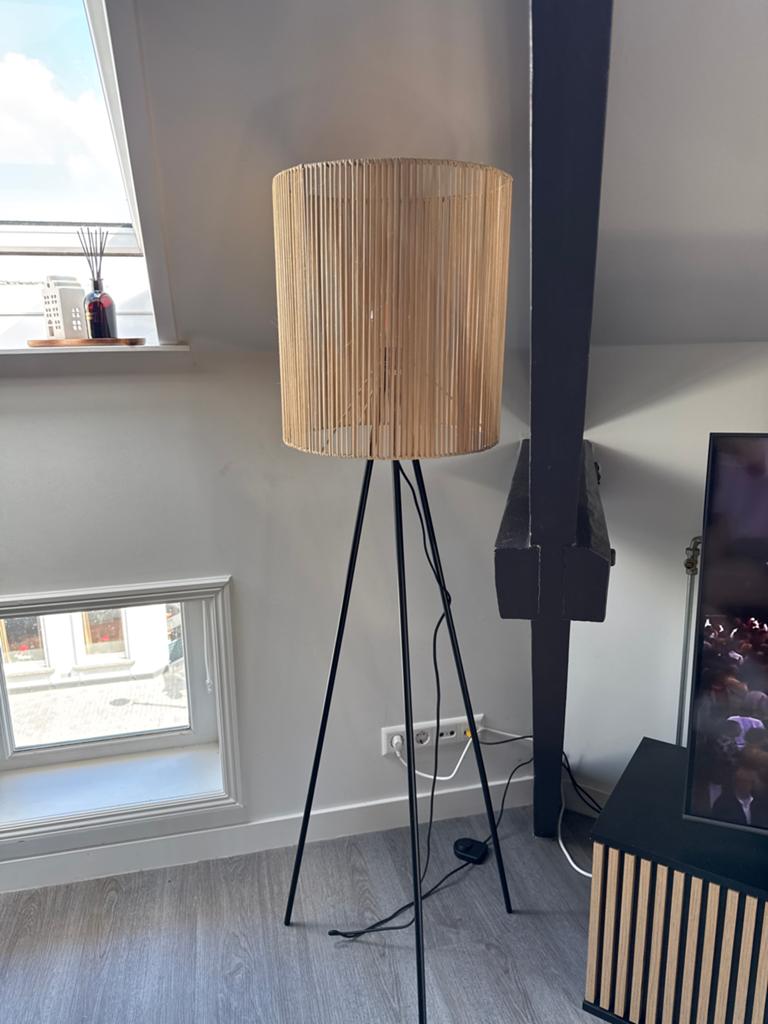 Stijlvolle rotan staande lamp met driepoot onderstel, Ophalen, Zo goed als nieuw, Hout, 150 tot 200 cm