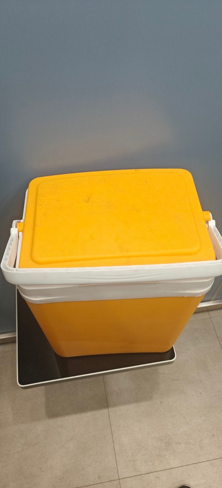 Gele koelbox met wit handvat, Ophalen of Verzenden, Gebruikt, Koelbox, Koelelement