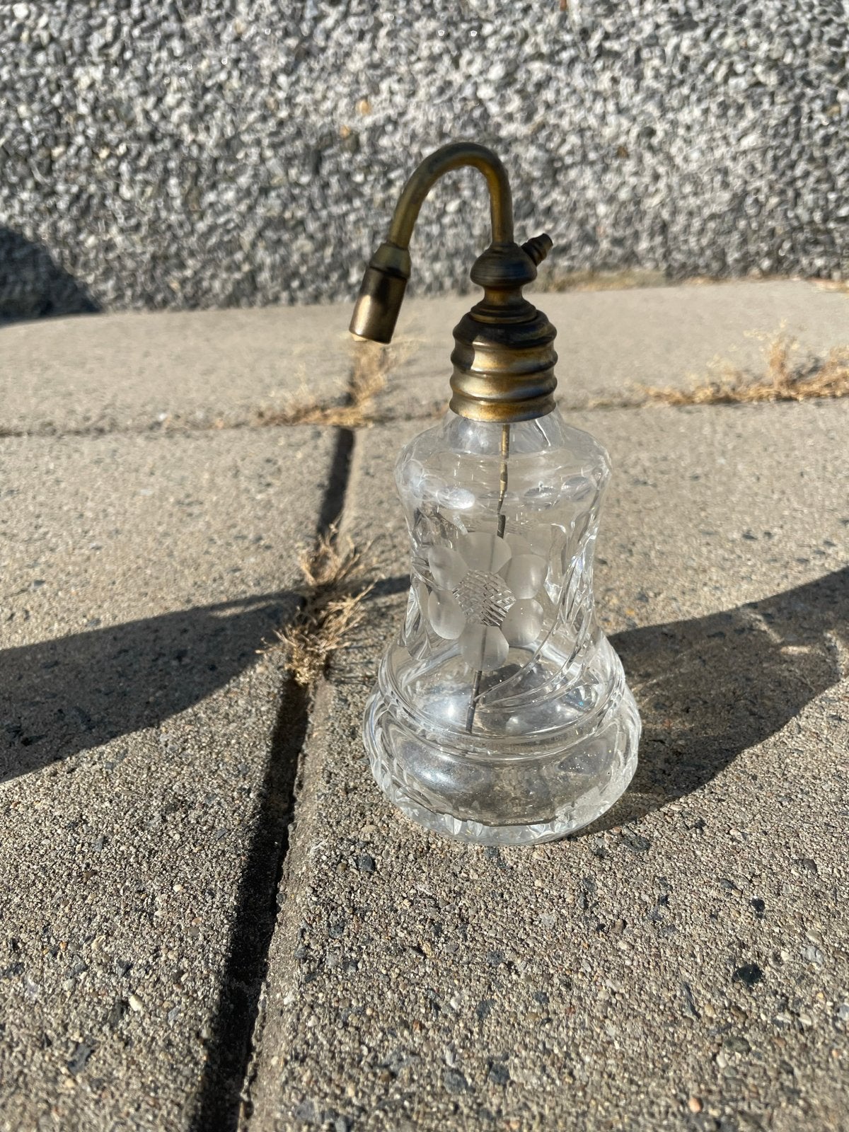 Antieke glazen parfumverstuiver met bloemgravure, Ophalen