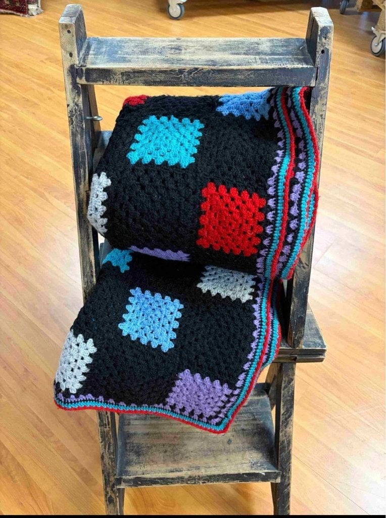 Granny woondeken gehaakt zwart met kleurtjes 160/125 cm, Zwart, Djt@dejuistetoon.eu, Ophalen of Verzenden, Zo goed als nieuw