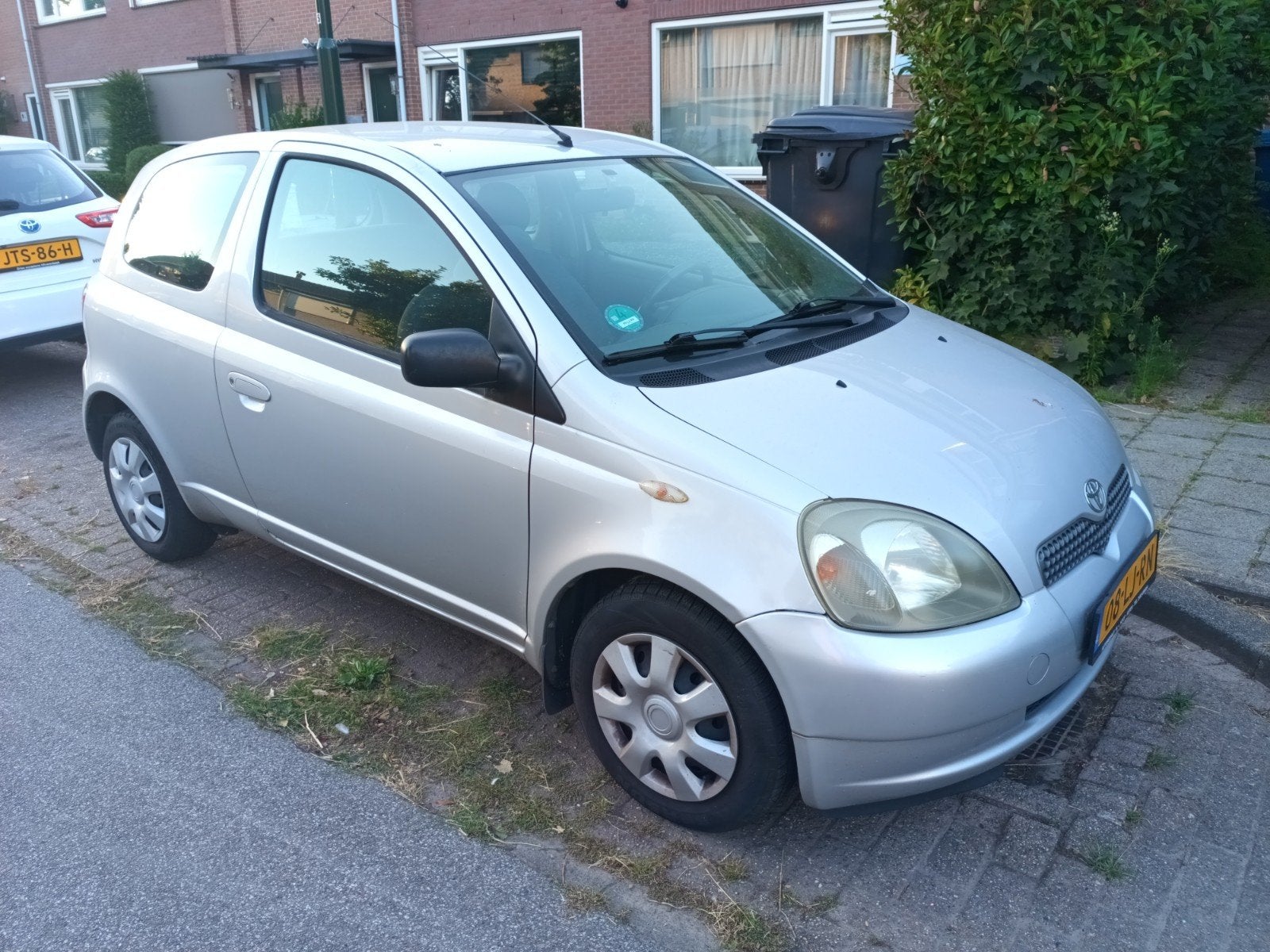 Toyota Yaris 1.3 16V 3DR Linea Luna 2003 Grijs, Auto's, Toyota, Voorwielaandrijving, 31 €/maand, 4 cilinders, 400 kg