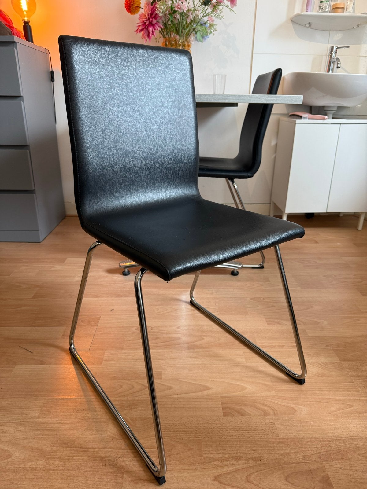 2 zwarte Ikea Lillånäs stoelen, Huis en Inrichting, Stoelen, Ophalen, Kunststof, Gebruikt, Twee