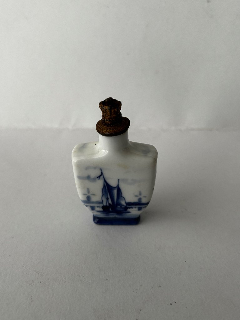 Oud porseleinen parfumflesje met bootje "Delfts Blauw", Verzenden, Gebruikt, Parfumfles