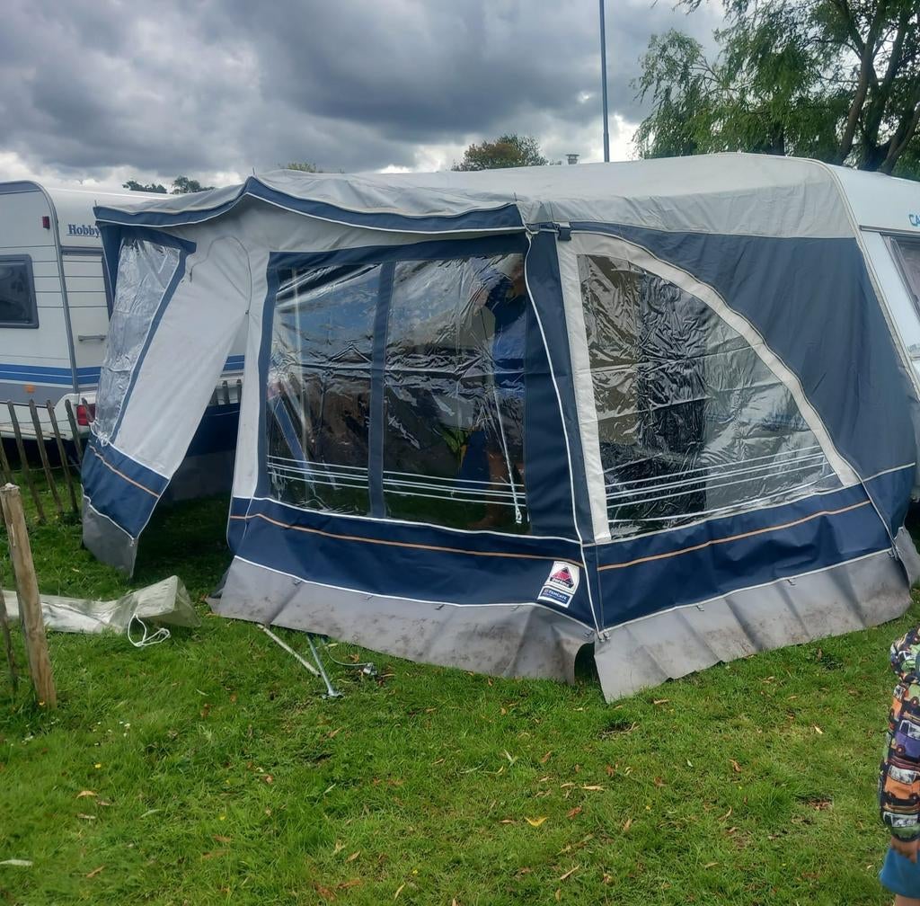 Dorema voortent maat 9 incl alu stokken en stormbanden, Ophalen, Gebruikt