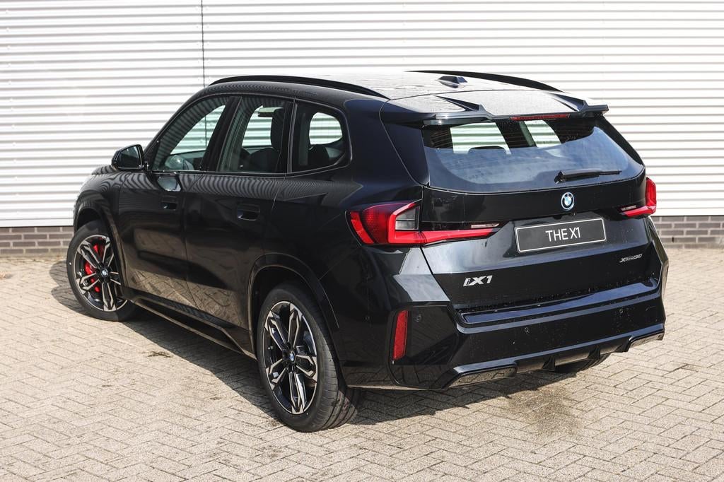 BMW iX1 xDrive30 M Sport / Sportstoelen / Achteruitrijcamera, Automaat, Zwart, Zwart, 1985 kg