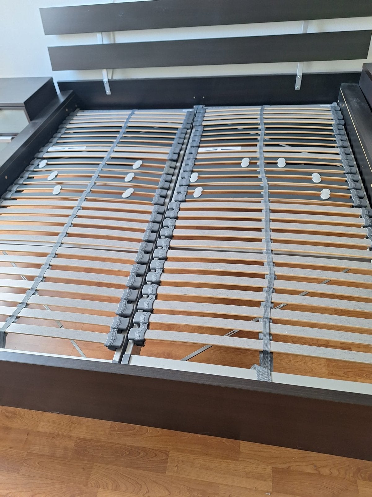Tweepersoonsbed 180x200 cm met lattenbodems en nachtkastjes, Ophalen, Gebruikt, Zwart, Tweepersoons