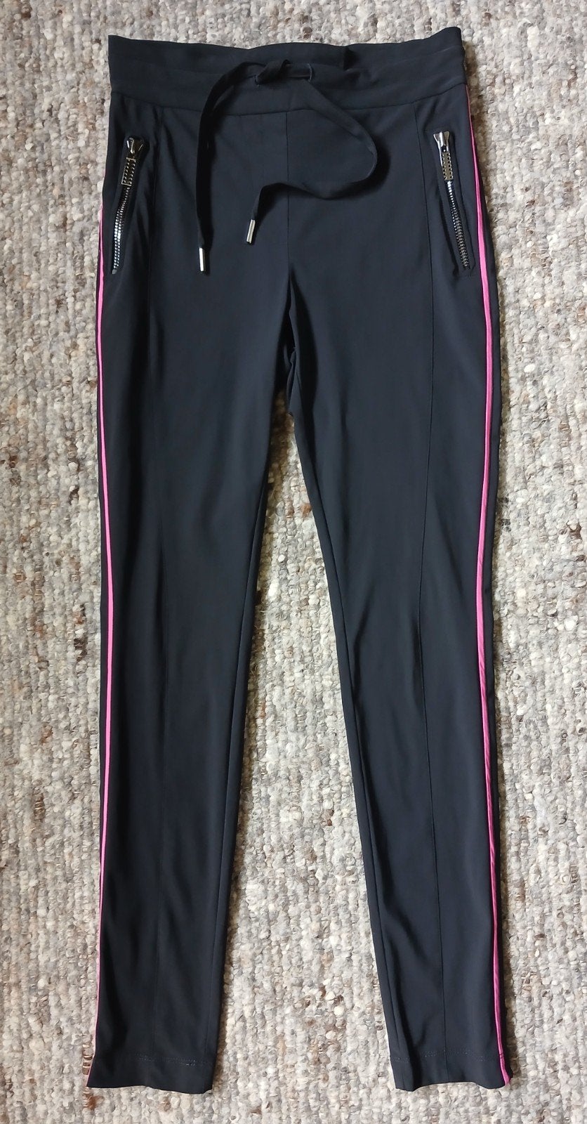 JANE LUSHKA zwarte travelstof broek met roze bies maat XS, Kleding | Dames, Zwart, Ophalen of Verzenden, Zo goed als nieuw, Jane Lushka
