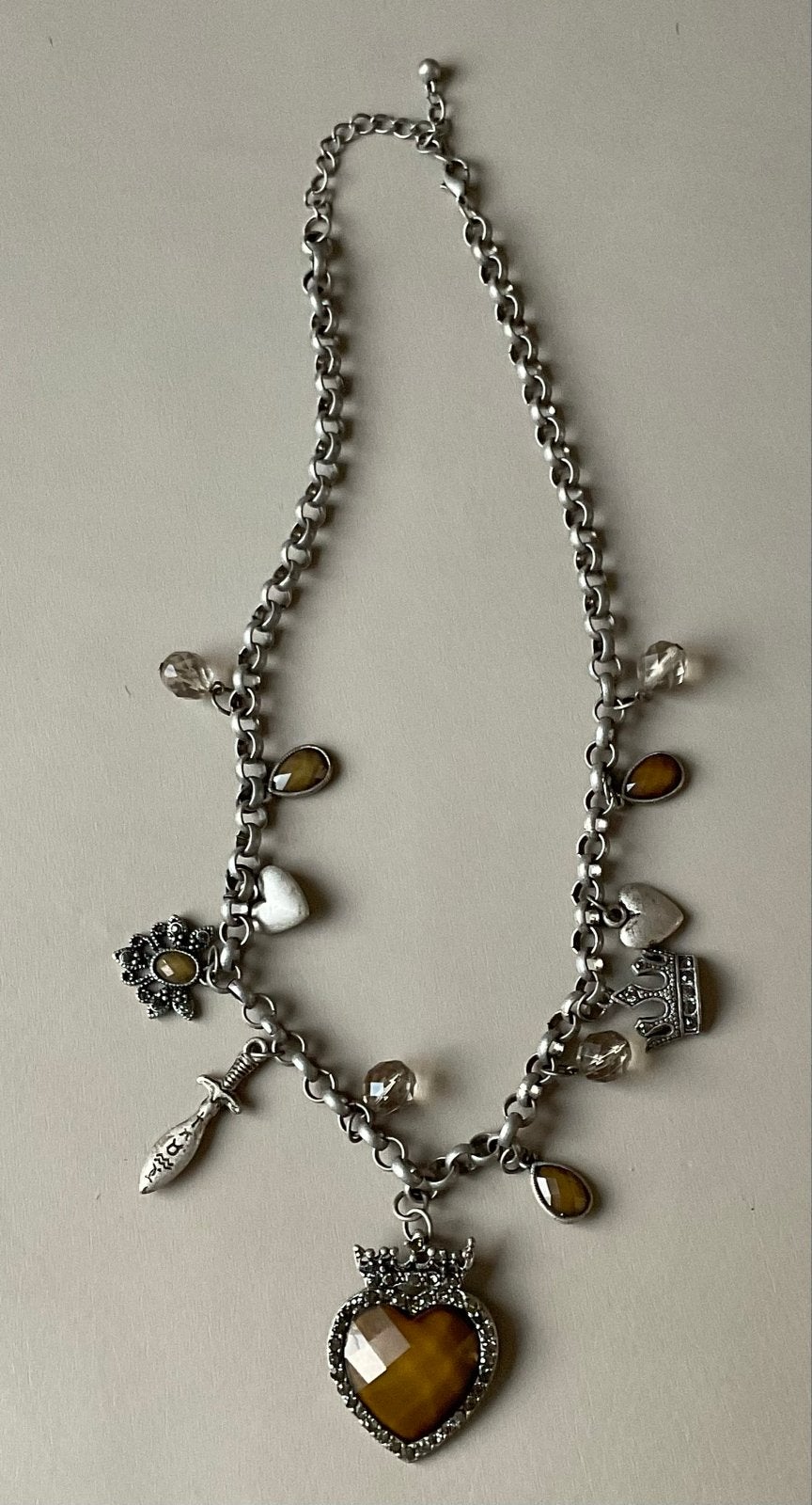 Zilverkleurige ketting met bedels en stenen, Overige materialen, Gebruikt, Ophalen of Verzenden, Met edelsteen