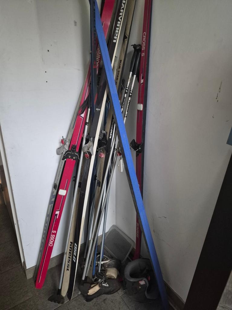Diverse ski's en stokken voor deco, Ophalen, Gebruikt