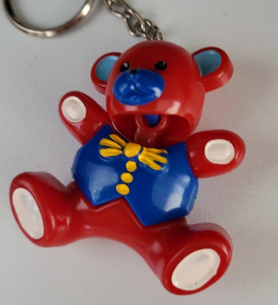 Leuke Sleutelhanger Rode Beer met Blauw Vestje, Ophalen of Verzenden, Gebruikt, Knuffel of Figuurtje