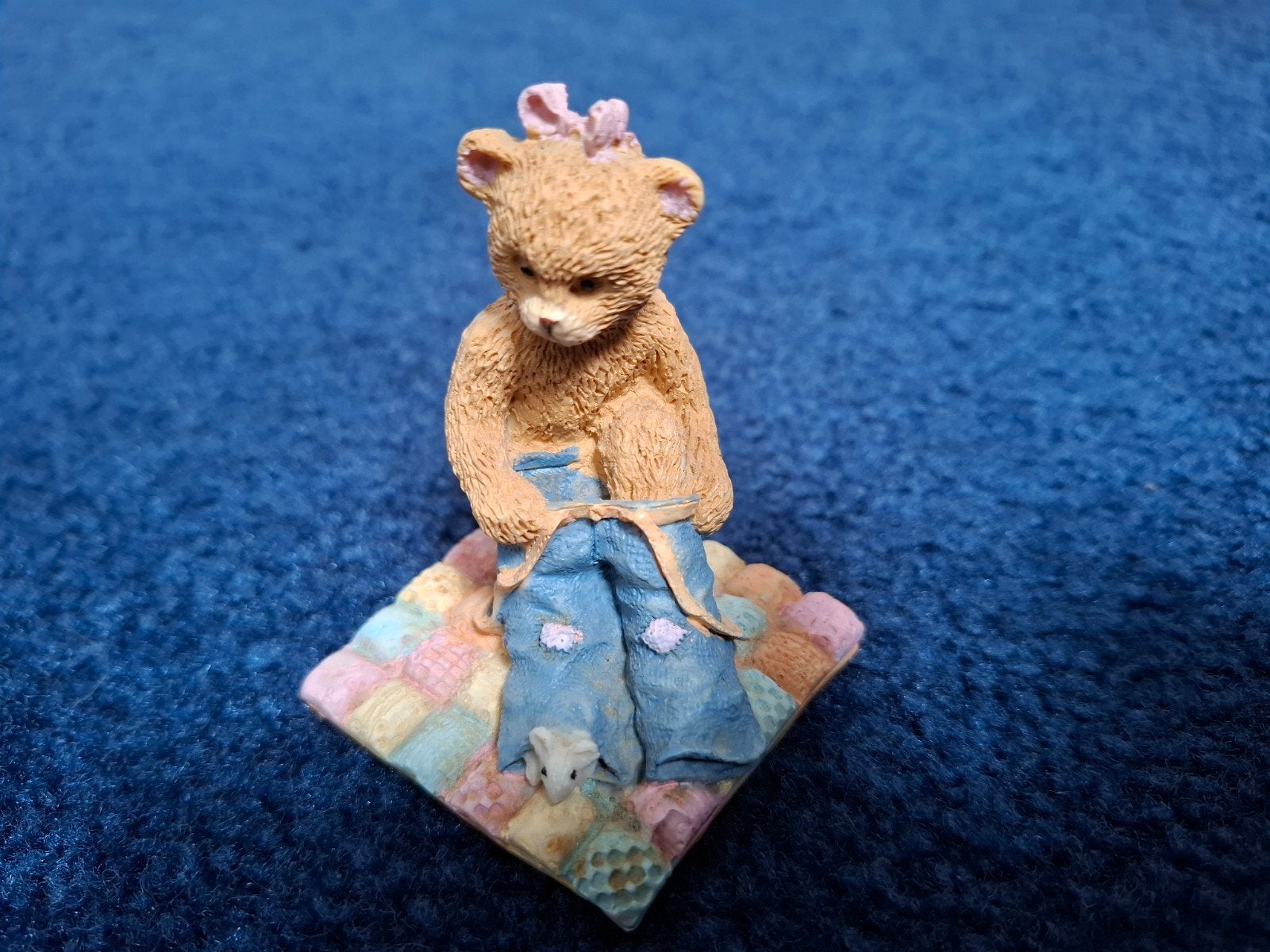 Beeldje van beer met broek op de enkels, 8 cm hoog, Ophalen of Verzenden, Gebruikt