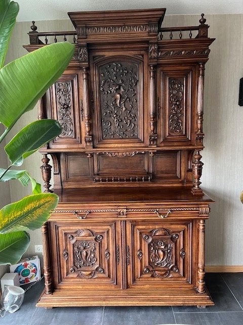 Henri Deux notenhouten vitrinekast, Ophalen