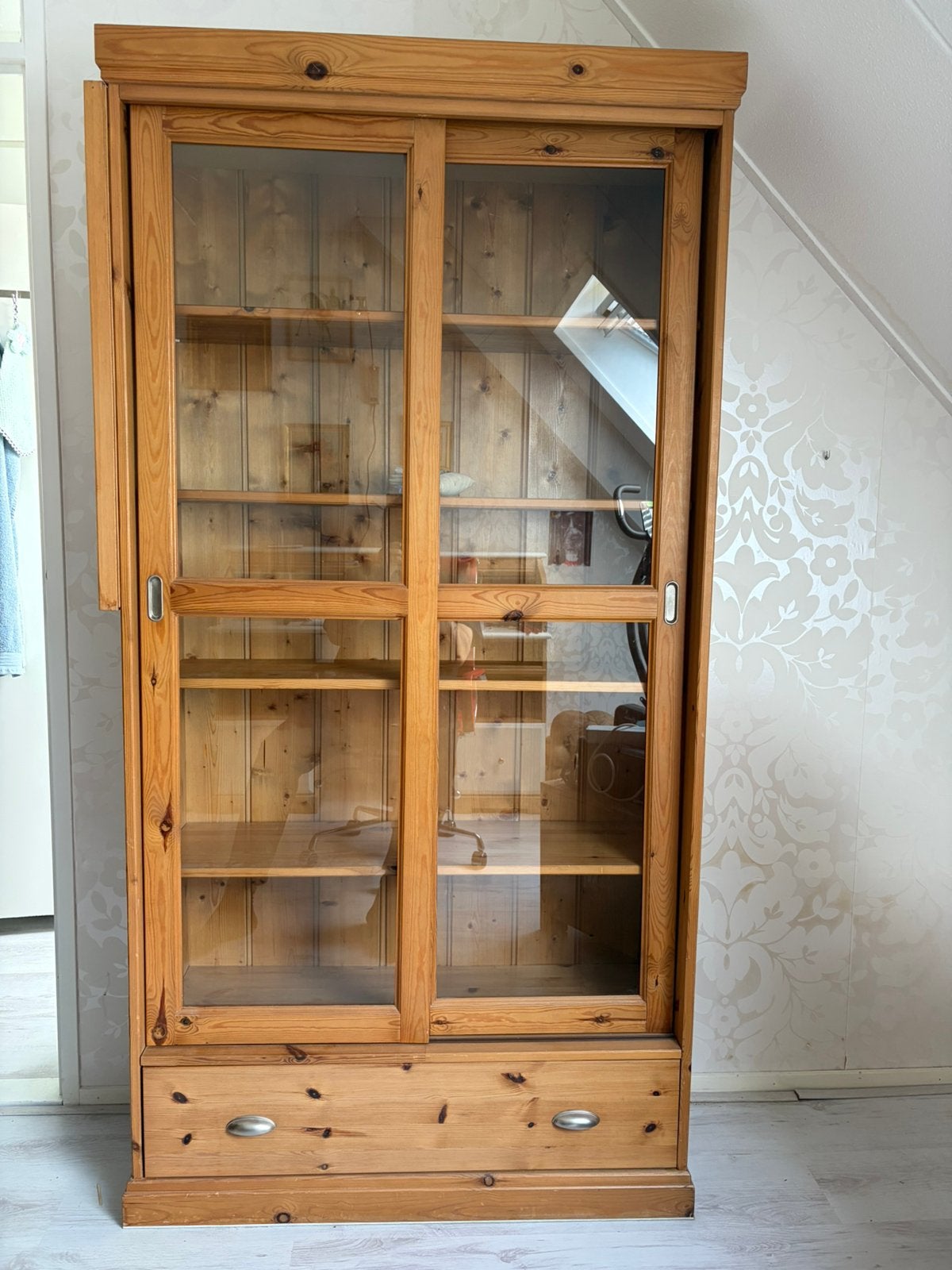 Houten vitrinekast met schuifdeuren en lade, Huis en Inrichting, Ophalen, Gebruikt, 50 tot 100 cm, Met lade(s)