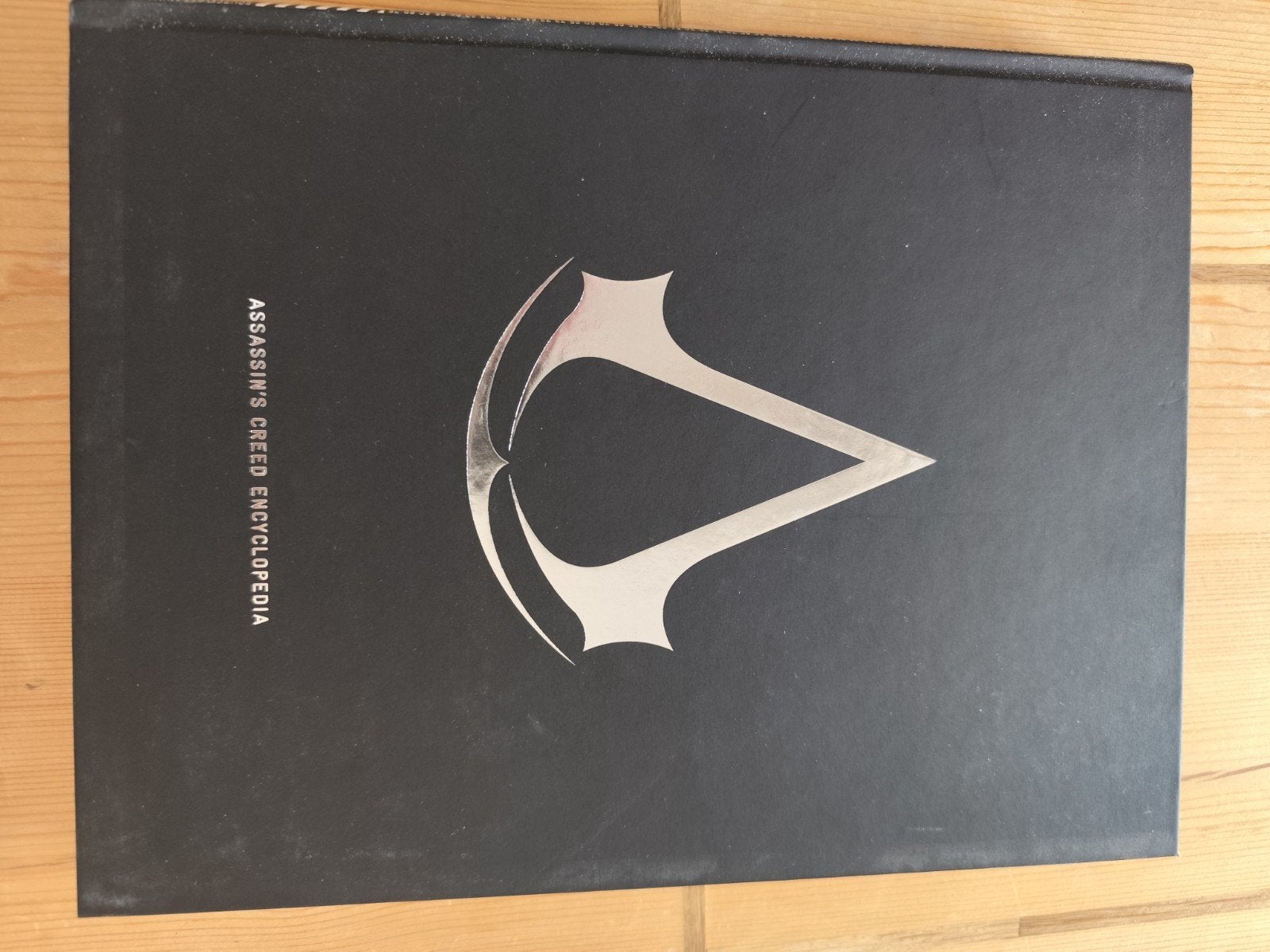 Assassins Creed encyclopedia, Boeken, Ophalen of Verzenden, Zo goed als nieuw