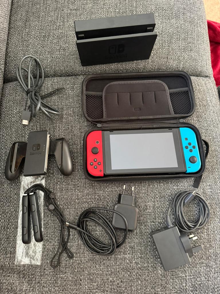 Nette Nintendo Switch console alle kabels en screenprotector, Spelcomputers en Games, Spelcomputers | Nintendo Switch, Zo goed als nieuw