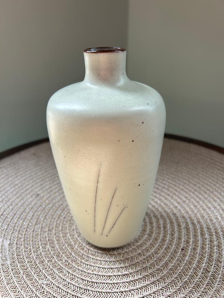Mid-Century studio poterie vaasje met ingekrast grassendecor, Ophalen of Verzenden