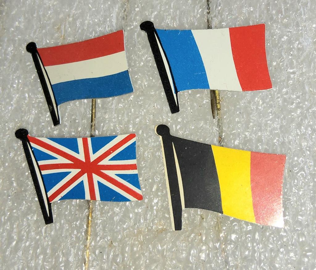 4 Vintage Vlag Speldjes: Nederland, Frankrijk, UK, België, Ophalen of Verzenden, Gebruikt, Stad of Land, Speldje of Pin