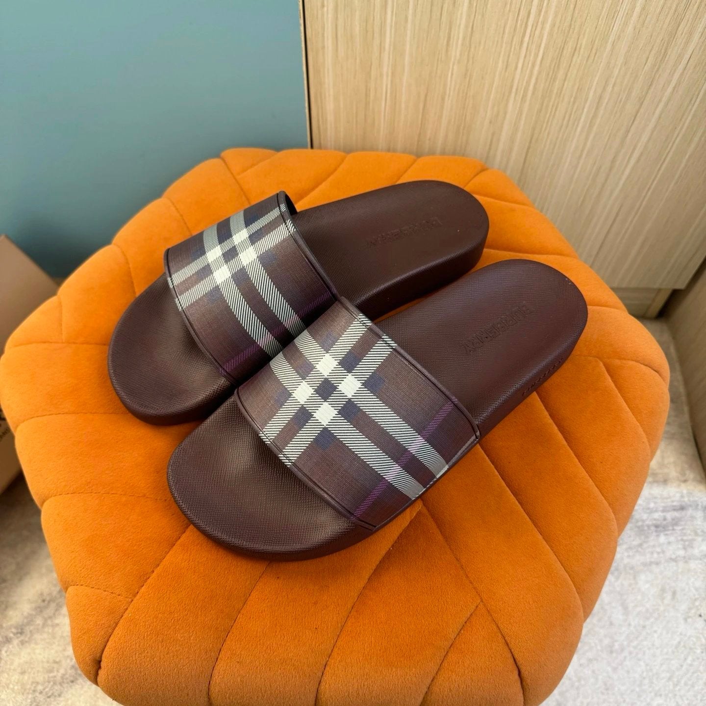 Burberry Slippers, Ophalen of Verzenden, Nieuw, Overige kleuren