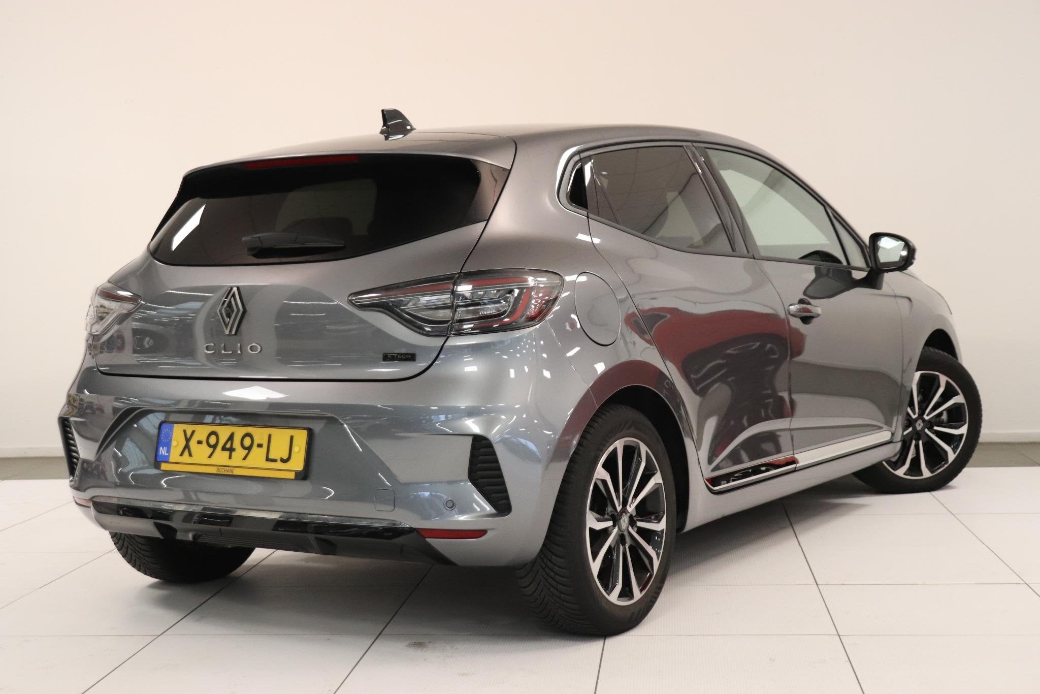 Renault Clio 1.6 E-Tech Full Hybrid 145 techno | 360 camer, Gebruikt, Met garantie (alle), Leder en Stof, 23 km/l