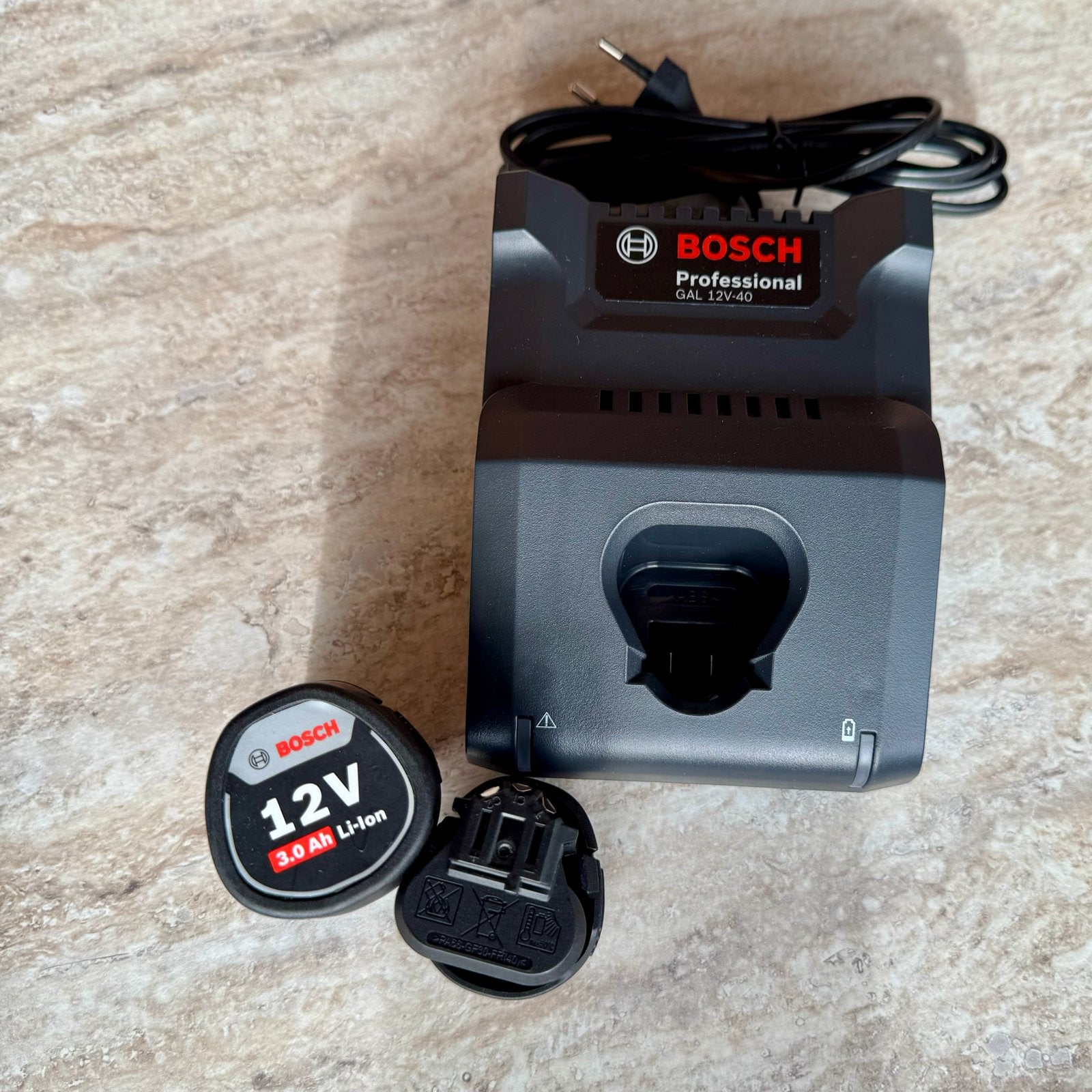 Bosch 12V Accu Starter Set: 2x 3.0Ah accu's + Snellader, Nieuw